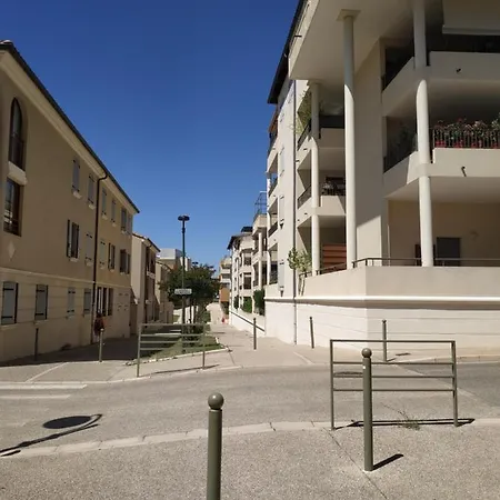 Апартаменты Escapade Uzetienne Coeur De Et Parking Юзес