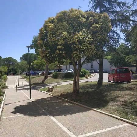 Апартаменты Escapade Uzetienne Coeur De Et Parking Юзес